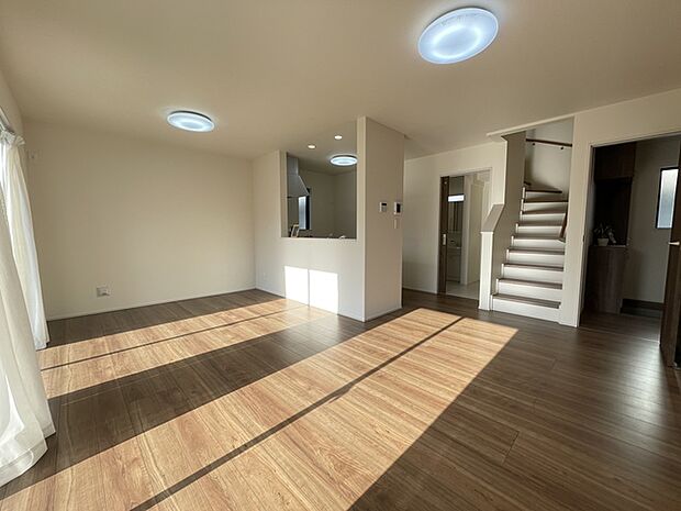 南西向き約16帖LDK 採光良好、明るいリビングです