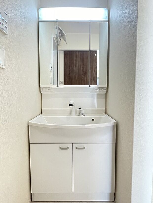 鏡裏にすっきり収納できるシャワー洗面化粧台