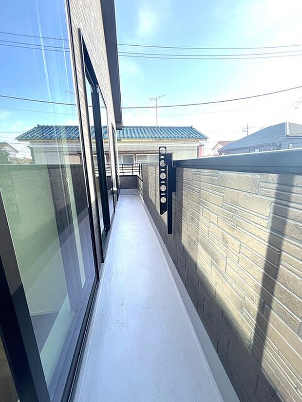 2階全居室から出入りできるワイドバルコニー 日当たり良好です