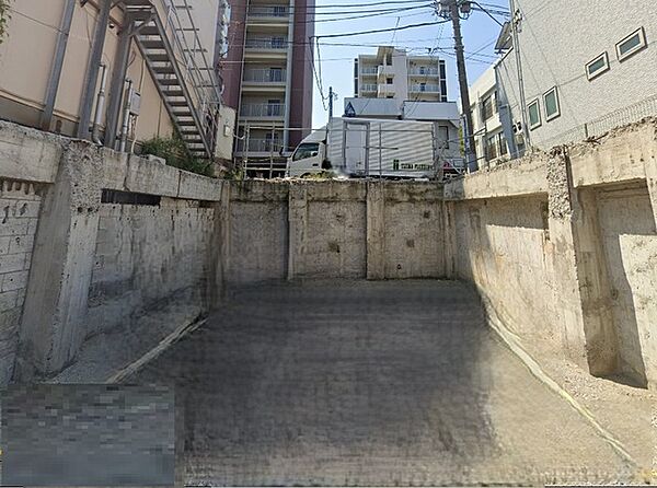 側面の基礎・壁部分が残っています