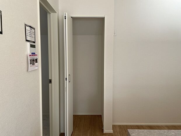 キッチン　扉のある収納もあります
