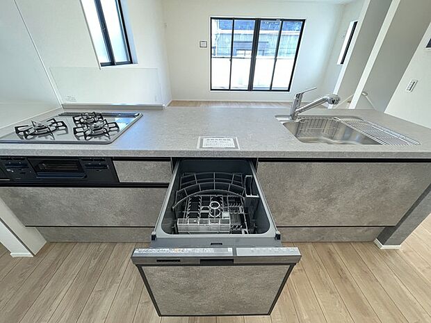 浄水器・食洗機・油跳ねを防止するガラスパネルもついています