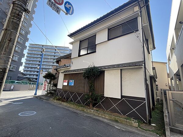 ゆうロード沿いの角地