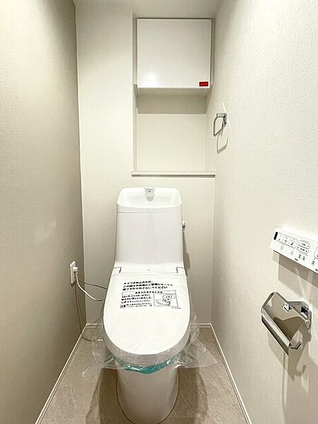 スタイリッシュな一体型ウォッシュレットトイレ