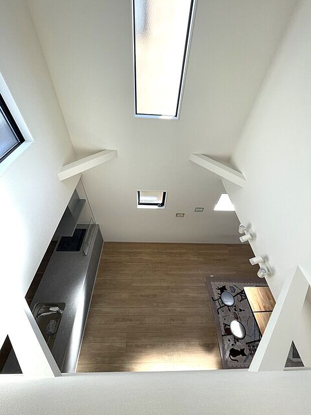 2階ホールからLDKを見渡せます