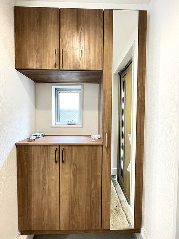 ミラー付きで身だしなみ確認にも便利なシューズクローゼット