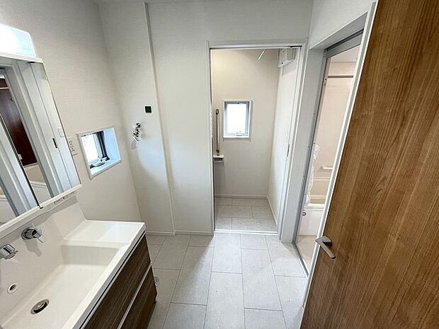 洗面室　水廻りは2階に集中しており家事動線良好