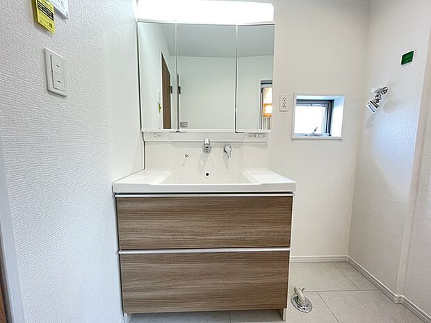 鏡裏にすっきり収納できるシャンプードレッサー　スライド収納で使い勝手も良好です