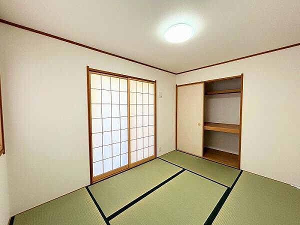 南側のため日当たりのいい和室