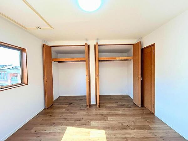 2階　南西側8帖洋室　クローゼット2台あります