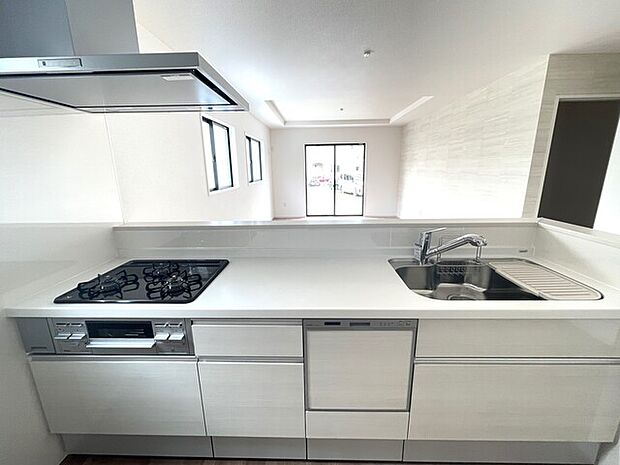 リビングを見渡せる対面式キッチン 浄水器・食洗機付きです