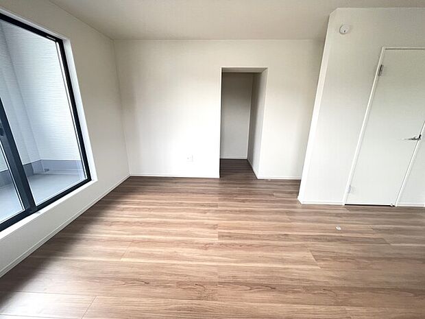 8.7帖洋室WIC付きです (13.9帖を2部屋に分離した場合)