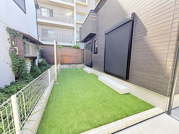 お手入れ不要人口芝設置済みのお庭があります
