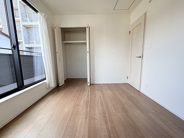 5.25帖洋室 こちらのお部屋と7帖洋室よりバルコニーに出入りできます