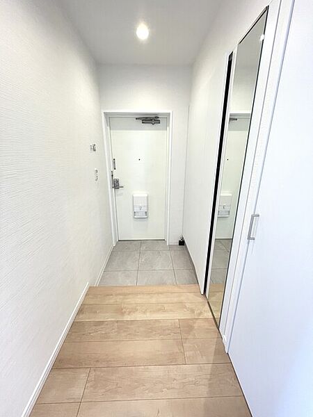 玄関ホール　照明は人感センサー照明仕様　切り忘れを防ぎます