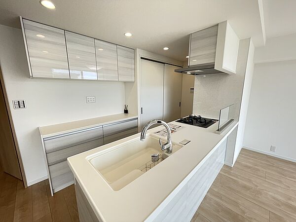 カップボード・背面収納も新設　食器や備蓄品などたっぷり収納できます