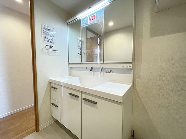 ゆったりと身支度できるワイドサイズなシャワー洗面化粧台