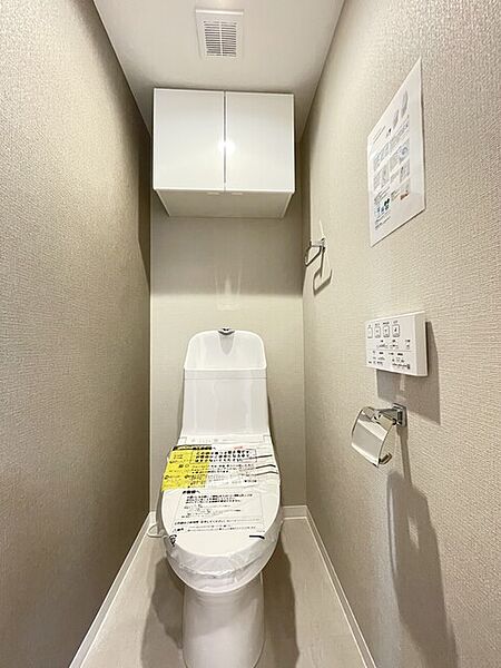 スタイリッシュな一体型ウォシュレットトイレ