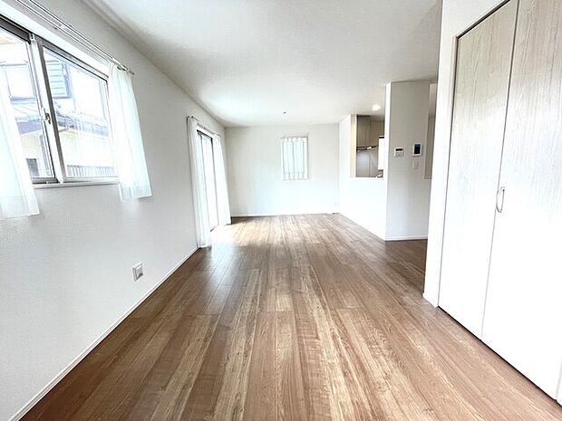 リビング内に大容量収納できる物入があります