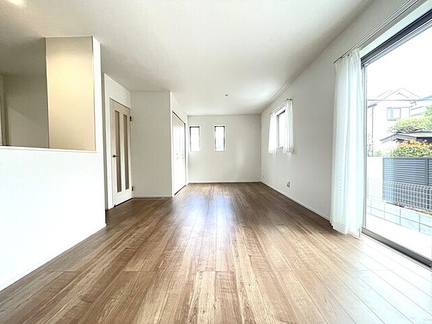 横長17.75帖ＬＤＫ　日差したっぷり降り注ぎます