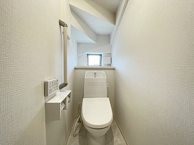 1階ウォシュレットトイレ 立ち上がりに便利な手摺設置済み