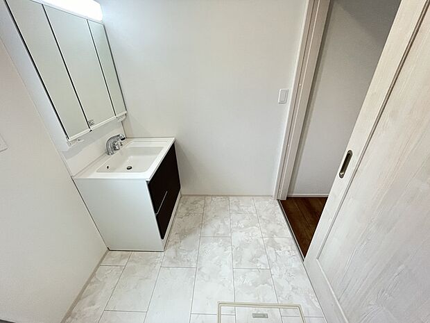 洗面室がキッチン裏に位置しており家事動線良好