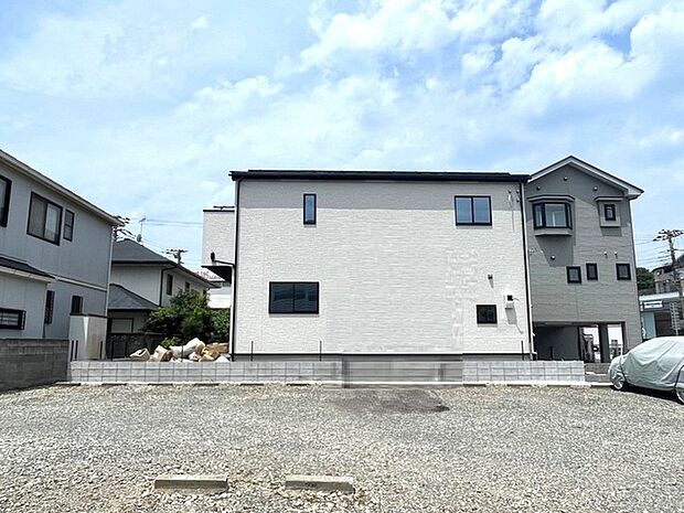 隣地駐車場のため解放感のある立地です