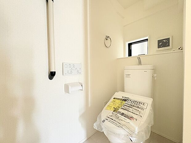 1階ウォシュレットトイレ　立ち上がりに重宝な手摺付きです