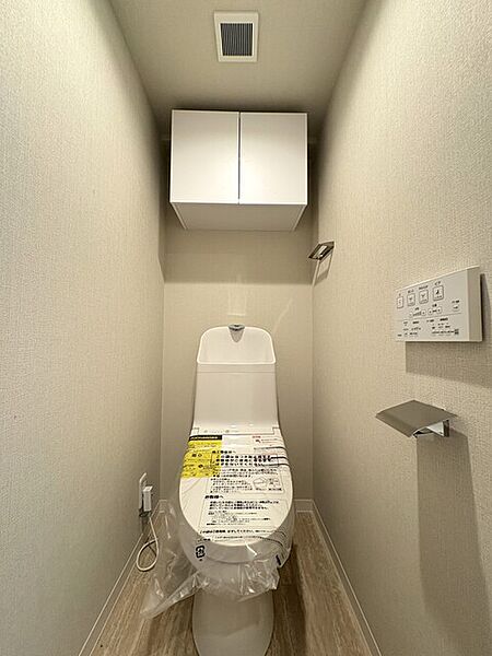 ウォシュレットトイレ　収納棚あり