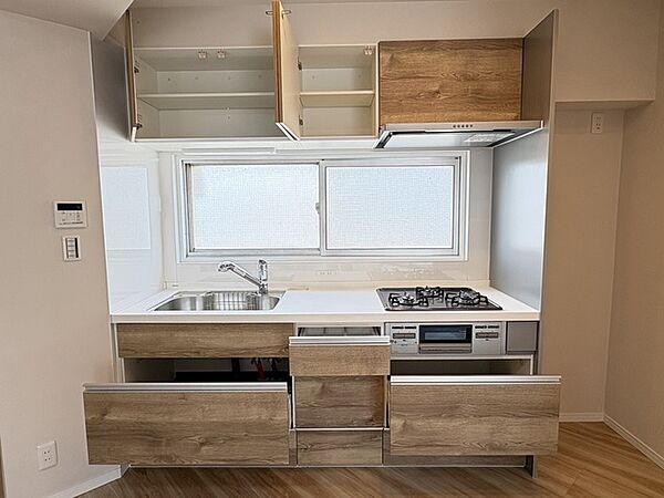 浄水器付です　使いやすいスライド収納　吊り棚もあり収納力あります