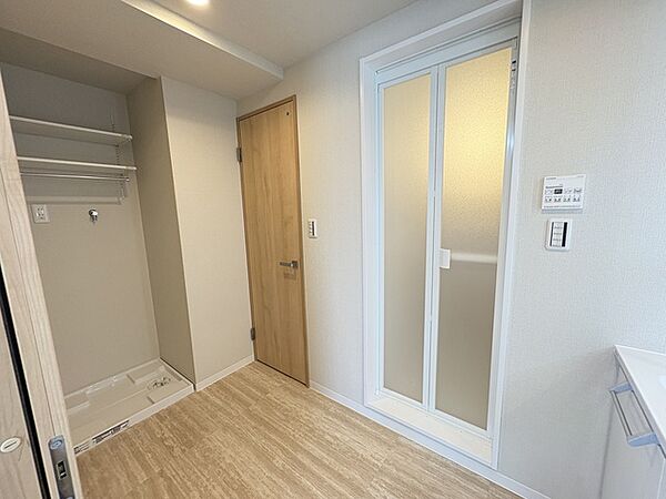 洗面室　トイレは左側ドアです