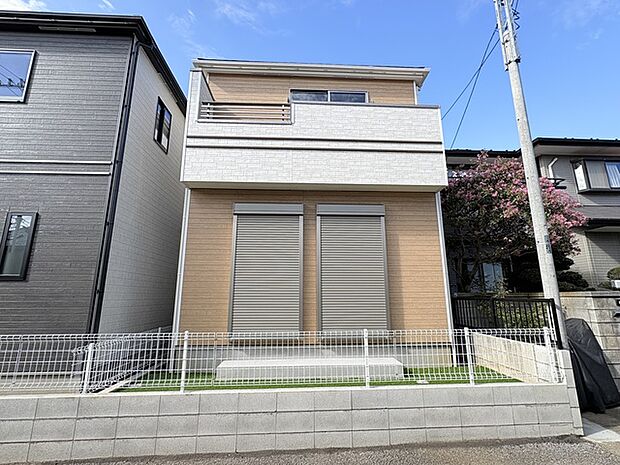 明るいツートンカラーの外壁がおしゃれな邸宅