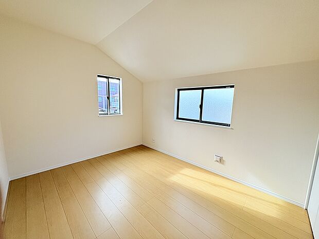 5.62帖洋室　勾配天井で開放感のある明るいお部屋です