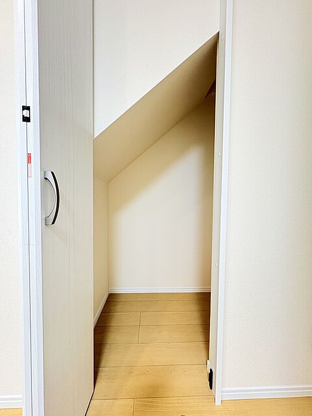 キッチン横、階段下を利用した物入
