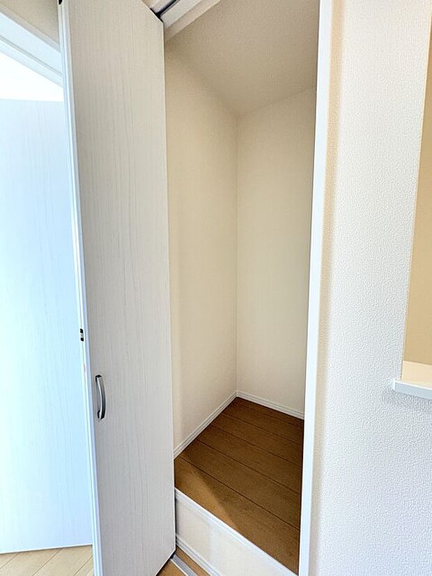 2階廊下物入