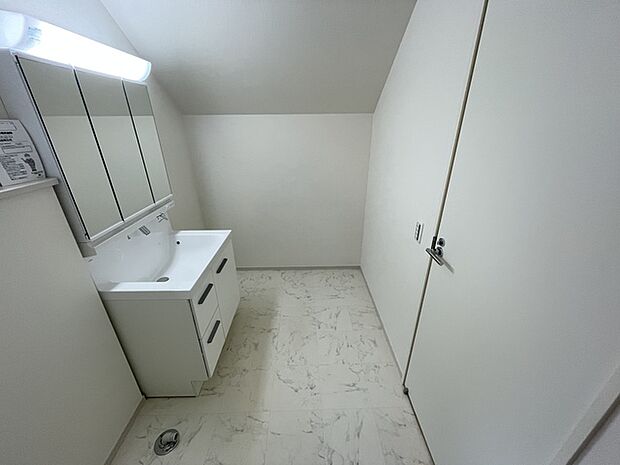 キッチン裏に洗面室を配置　家事動線良好です