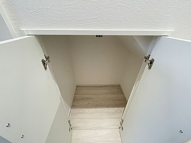 1階ホール階段下収納