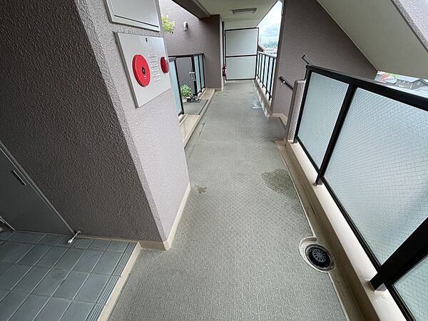 玄関側共用廊下　エレベーター6階でおり階段を上がります