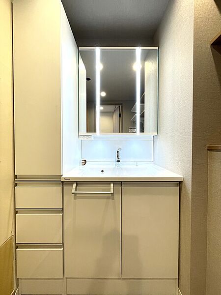 キャビネット付洗面化粧台　リネン類もすっきり収まります