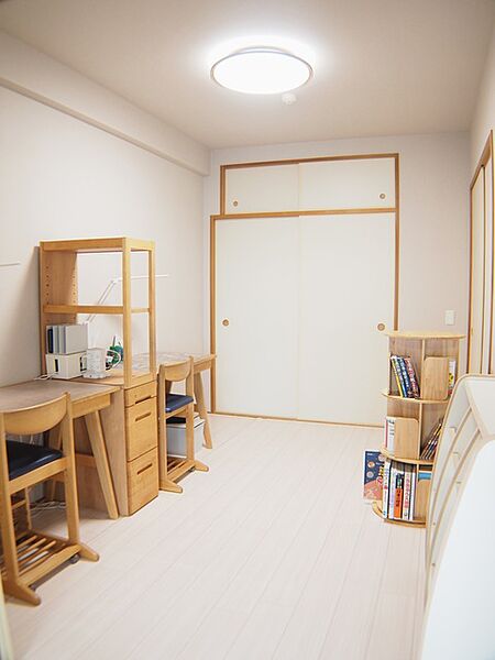 6帖和室　押し入れ収納あり　廊下側からも出入りできます