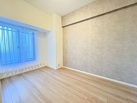 5帖洋室　シックなアクセントクロス採用のお部屋です