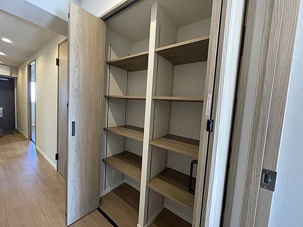 廊下　可動棚収納