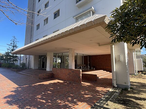 開放的で広々としたエントランスです