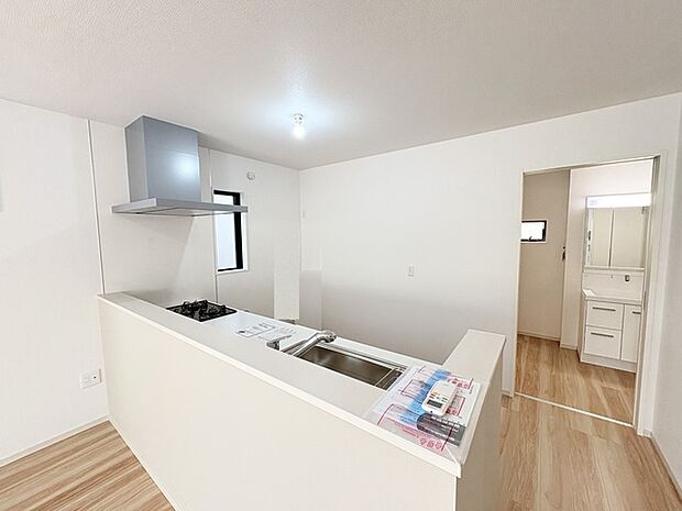 キッチン裏に洗面室を配置し水廻り集中動線です