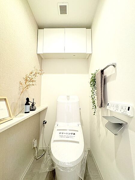 ウォシュレットトイレ　カウンター・収納棚付です