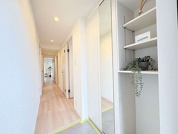 玄関収納　ミラー付きで身だしなみ確認にも便利です