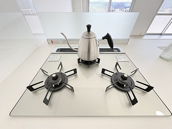 コンロはガラストップでお手入れもらくく　油ガードもあります