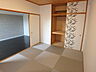 リビングと繋がる寛ぎの和室　琉球畳や模様入り襖が美しいです