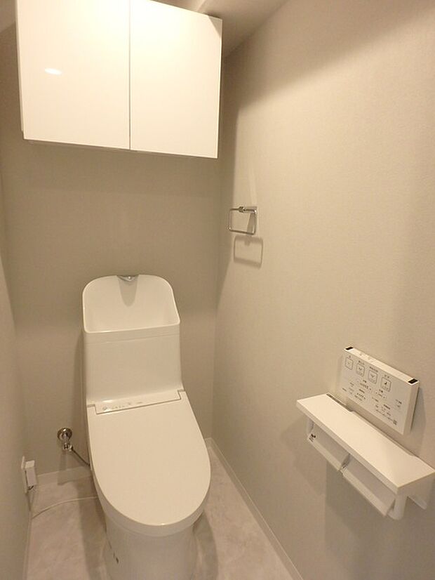 ウォッシュレットトイレ（壁付けリモコンタイプ）上部に棚もあります
