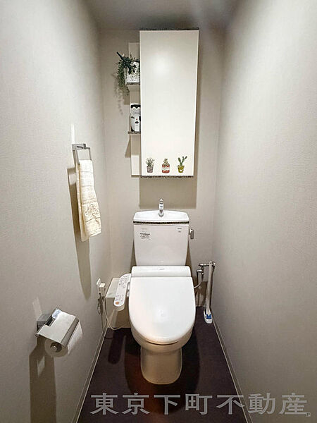 細部まで、美意識を行き渡らせて。 清潔感のあるトイレ空間には、便利な吊戸棚を完備。限られたスペースだからこそ、機能性とデザイン性を両立し、住まいの隅々まで届くこだわりを感じさせます。